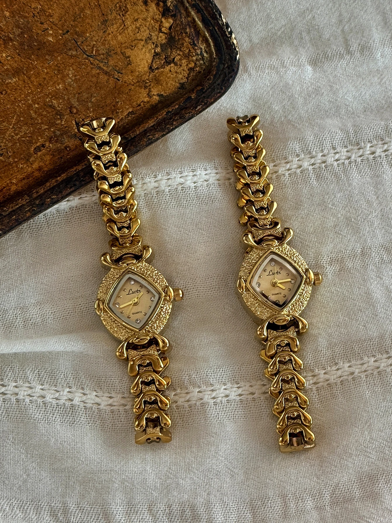 1 new French retro gold dial ladies' hand quartz waterproof ladies' watch is suitable for daily wear decoration and gifts