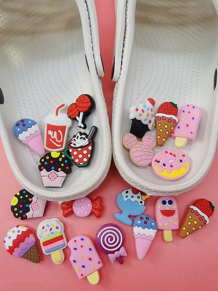 Niedliche Cartoon PVC Schuh Charms Frauen Garten Schuhe Zubehör DIY Schnalle Dekorationen Clog Ornament Erwachsenen Kind Weihnachten Party Dekor