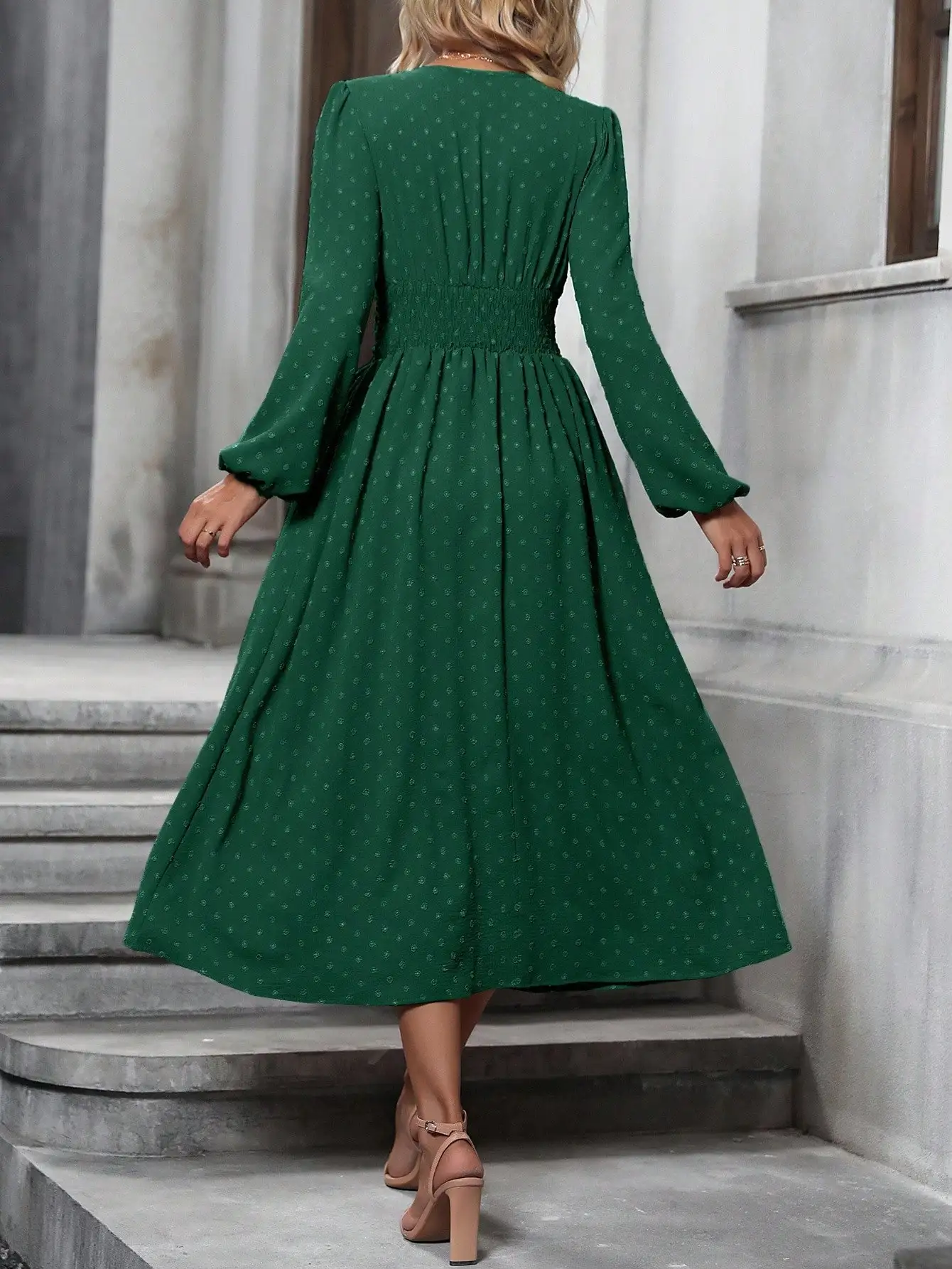 

Зеленое макси-платье А-силуэта с вырезом-халтер, рукавами-фонариками и драпировкой на талии в горошек