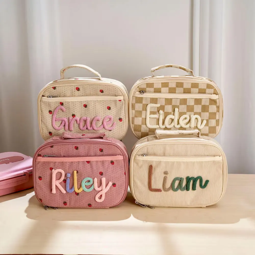 ส่วนบุคคลถุงอาหารกลางวันฉนวน 2025 ใหม่ปักชื่อที่ไม่ซ้ํากันสําหรับเด็ก Corduroy Multifunctional กระเป๋าถือกล่อง