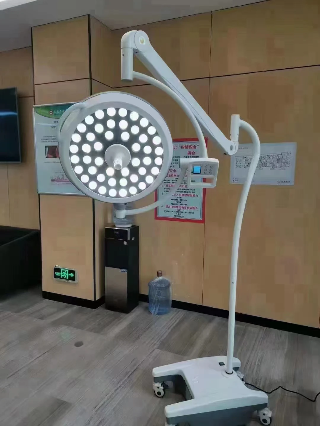 

LED Hospital Surgical Light Medical Operating Lamp Veterinary Examination Theatre Lamp Shadowless Equipment Portable Mobile Lamp