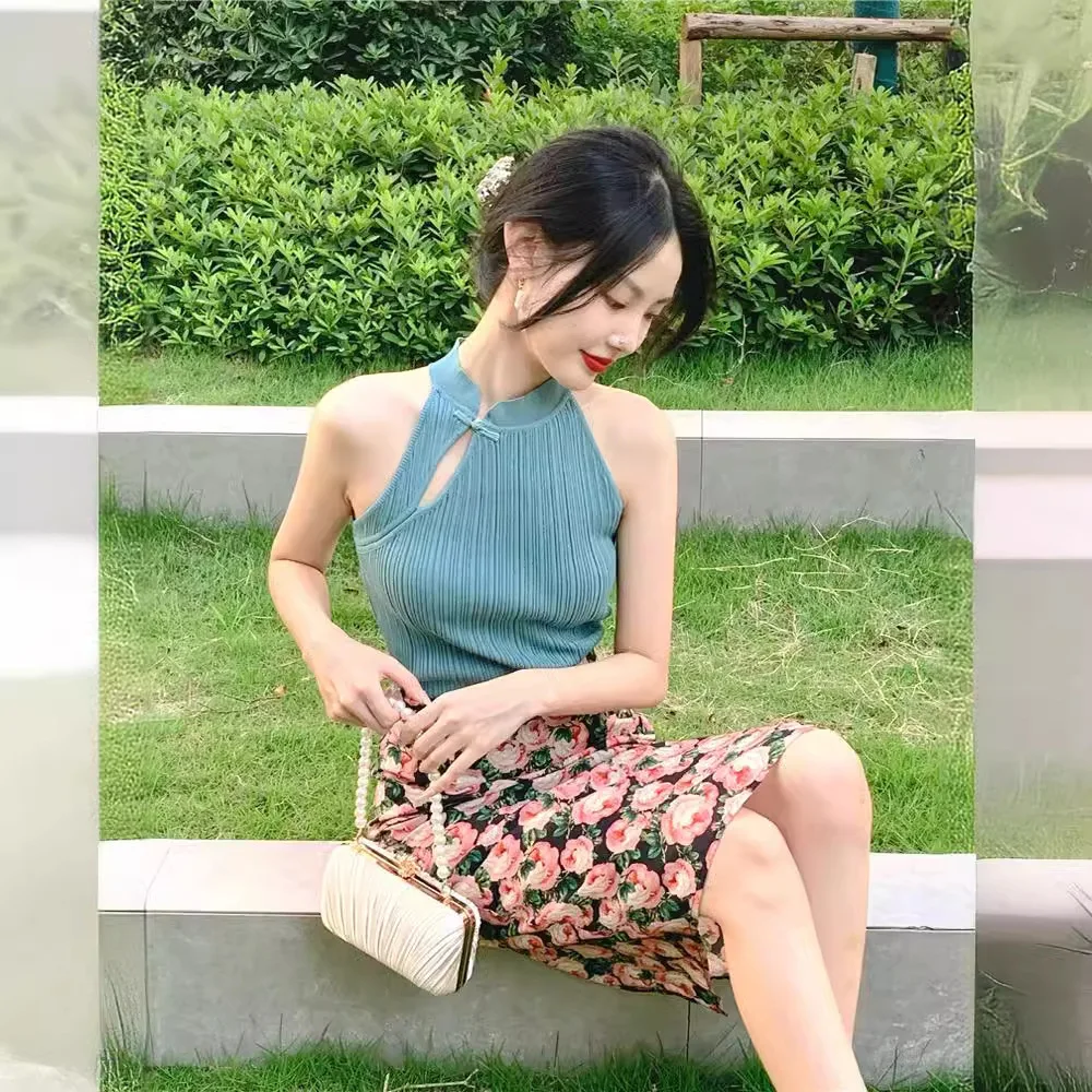 Elegancka kamizelka na lato 2024 w stylu chińskim, zapinana na guziki, z kołnierzykiem cheongsam, dopasowana, wyszczuplająca, podkreślająca ramiona, typu halter.