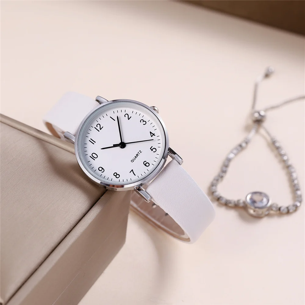 ساعة كاجوال كوارتز من جلد البولي يوريثان بمينا صغير وبسيط للنساء