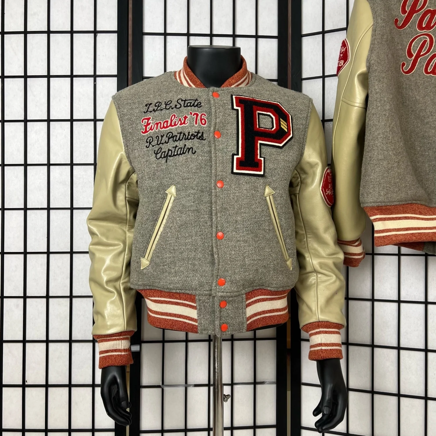 

Американская ретро-куртка в стиле пэчворк с вышивкой, свободного кроя, повседневная, в уличном стиле, универсальная, для пар.