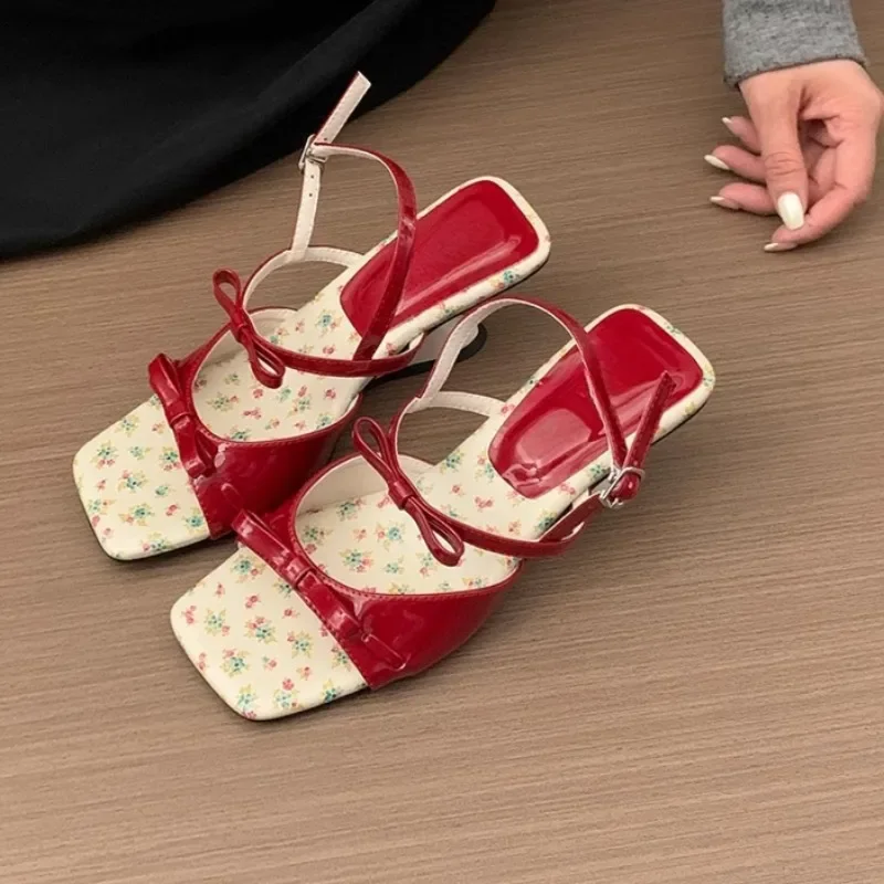 صيف جديد رئيس مربع المفتوحة تو فراشة عقدة المضادة للانزلاق ارتداء كعب أحذية المرأة موضة المنحدر كعب الصنادل