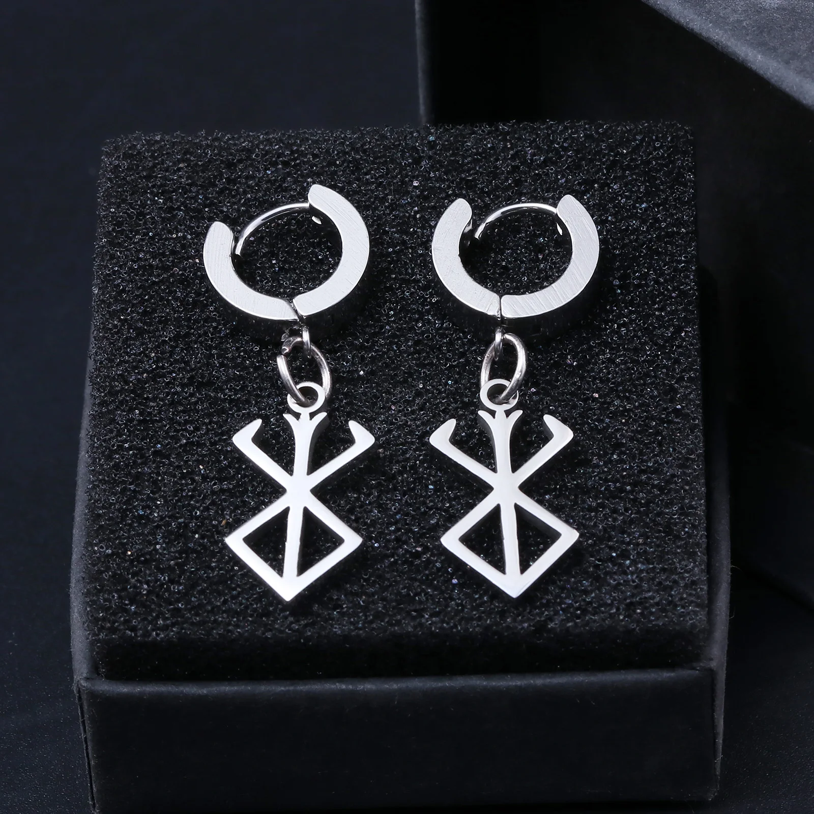 Japanese Anime Berserk Logo Brand of Sacrifice Earrings Pendant Black Swordsman Guts Metal Cosplay Toys Jewelry Gifts