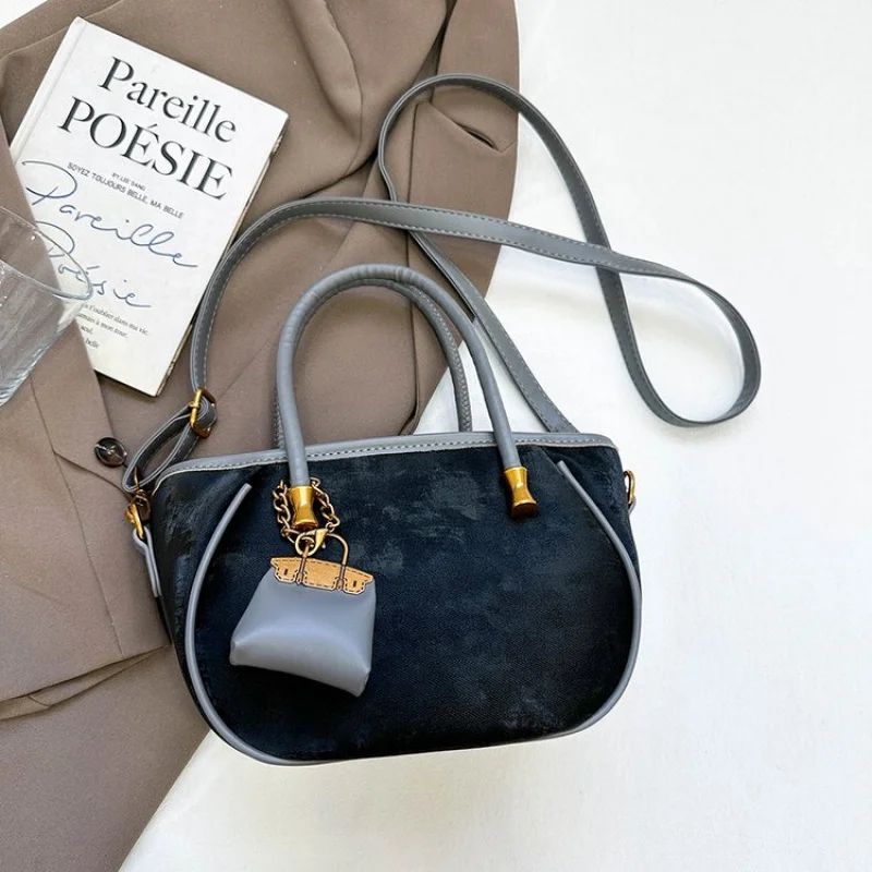 

High-End Ladies Casual Leather Shoulder Bag Paris Fashionable Popular Elegant Women's Simple Vintage Crossbody Bag