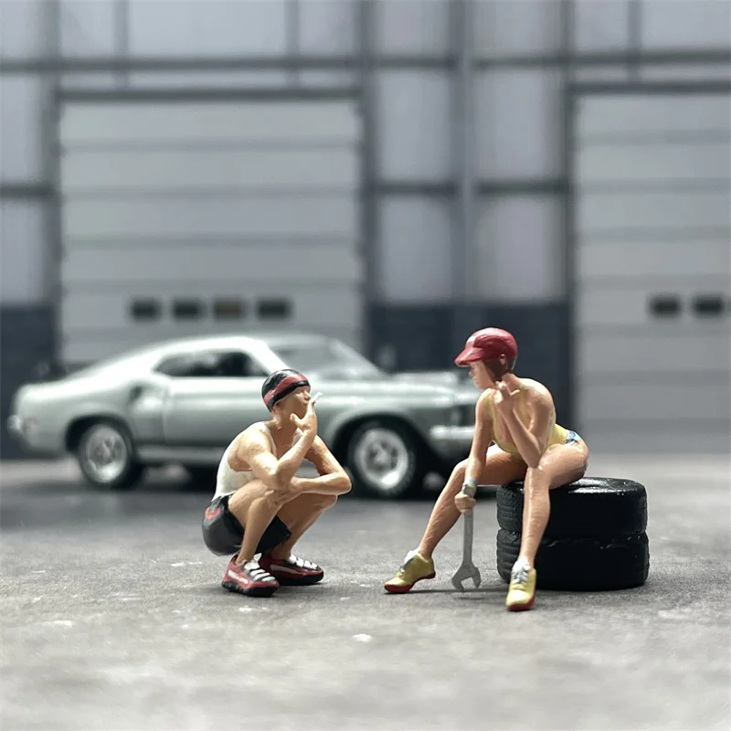 

Новинка 2023 года, 1/64, сексуальный женский ремонтник и на корточках, курительный человек, модель куклы, игрушка, модель автомобиля ручной работы, DLY, соответствующая сцену