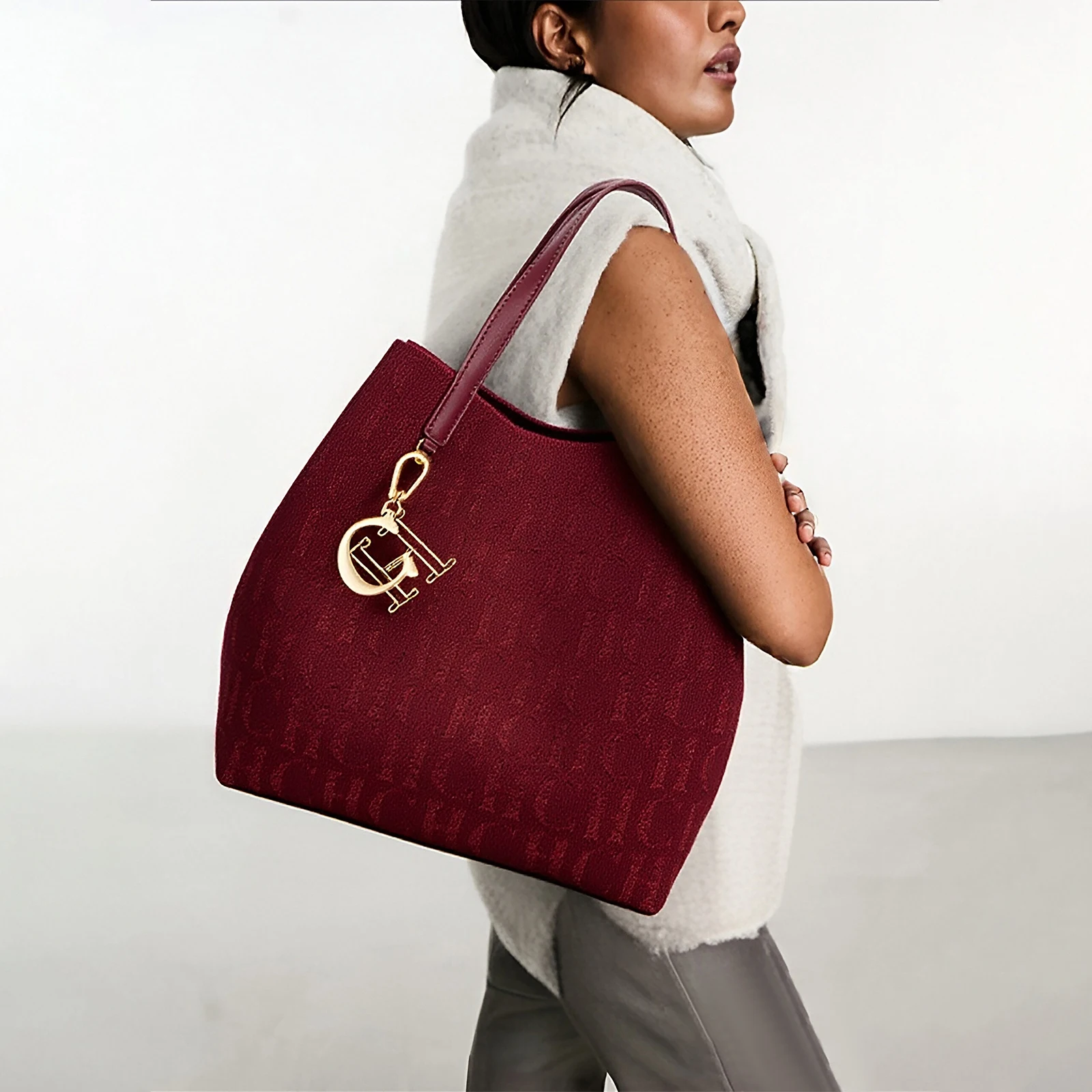 

Trendy Solid-Color Women's Bucket Bag - Large Capacity Letter Print Design with Detachable Strap Inner Card Pockets