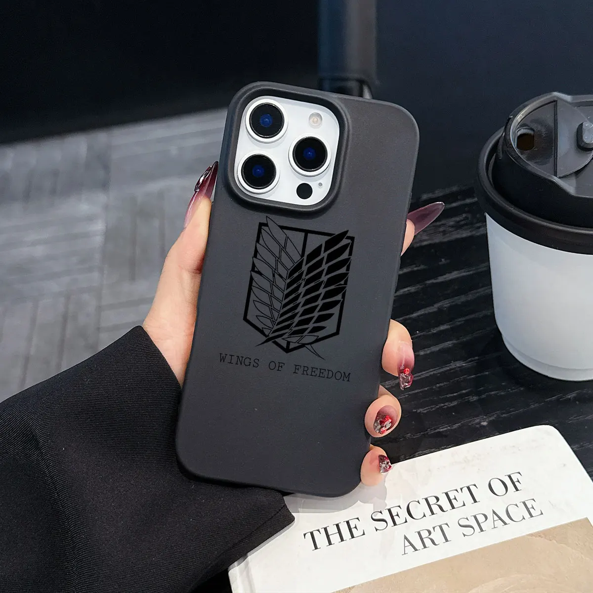 Vline Luxus Matt Silikon Soft Case für iPhone 17 16 15 14 Plus 13 Pro Max – Solide Schwarze Rückseite mit Attack on Titan Motiv