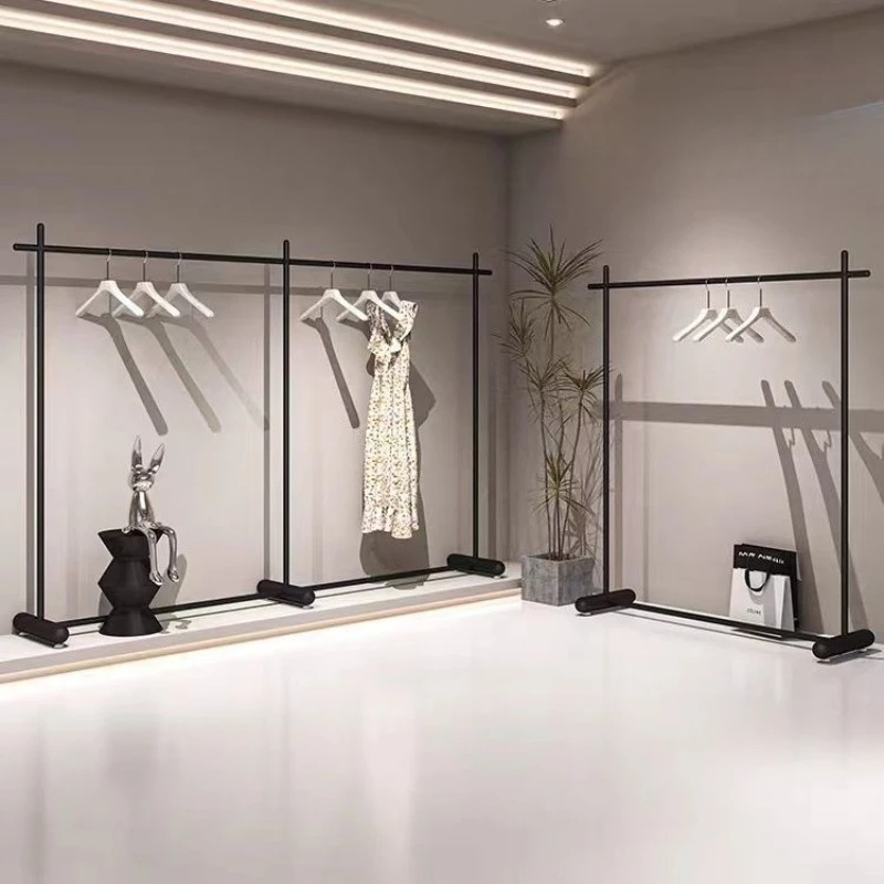 Clothing store display rack, black hanger, floor-to-ceiling simple trench coat clothing rack for men's and women's clothing.