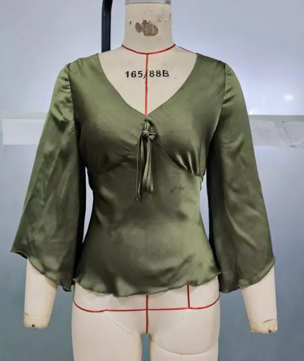 Zijdesatijn damesoverhemd V-hals Elegant en modieus Temperament Slim Fit Vetersluiting Decoratie Trompetmouwen Chiffon overhemd