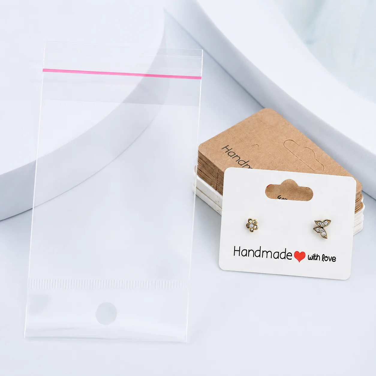 100 Stück Ohrringe Kraftpapierkarten und selbstklebende Beutel-Set mit transparenten OPP-Aufbewahrungsbeuteln zum Präsentieren von Ohrringen und Schmuck – Detail 4