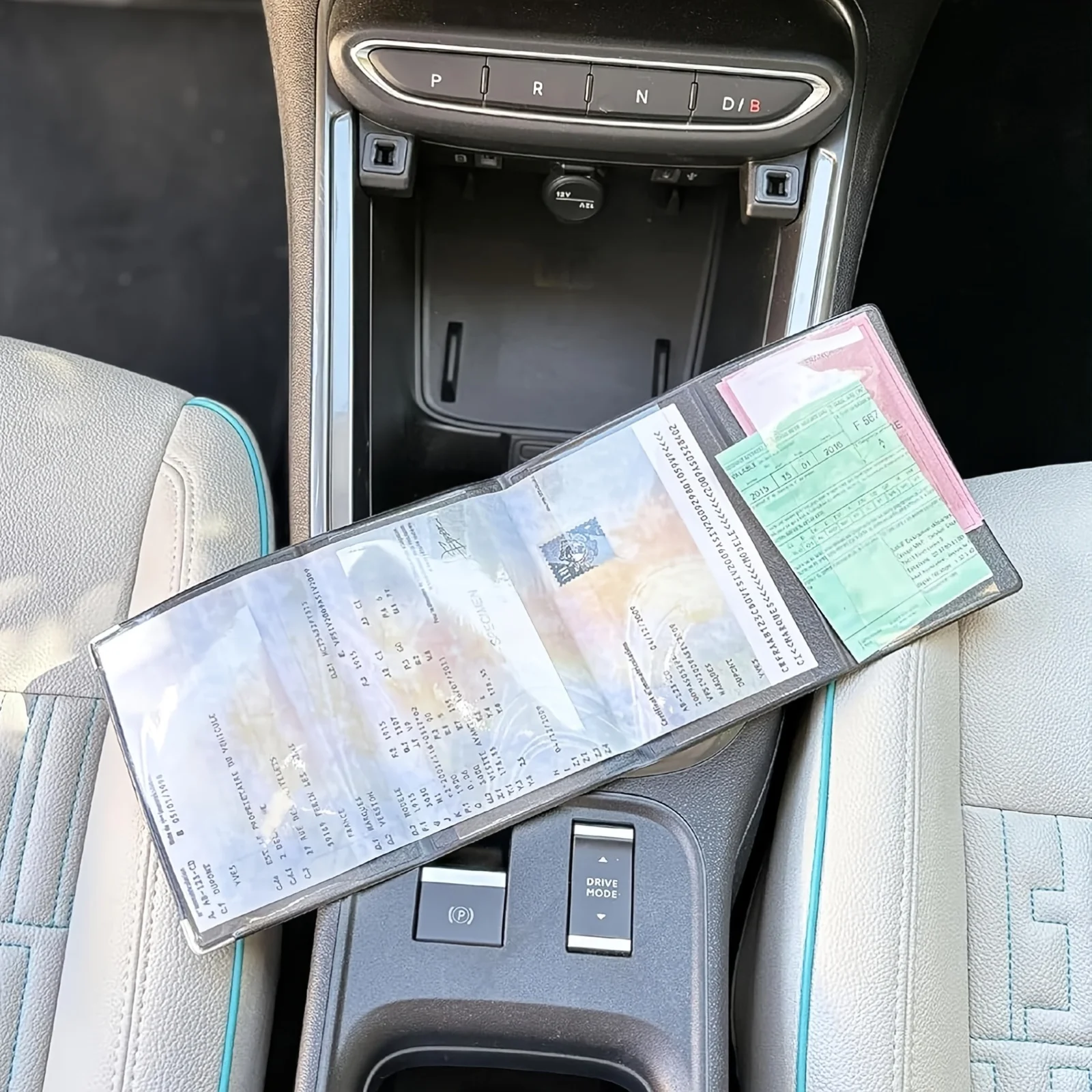 حامل بطاقات أسود مكون من 4 أضعاف في وثيقة السيارة المصنوعة من الجلد المقلد وحامل التأمين والترخيص - أنيق وصغير الحجم ومتين