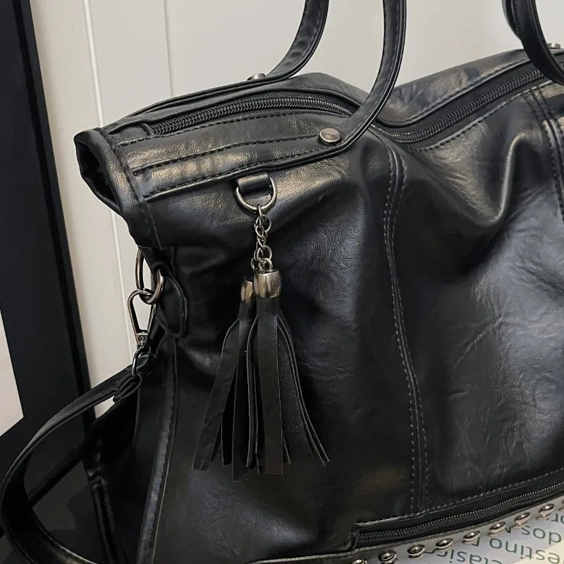 Damen-Handtasche mit Nieten- und Quastenverzierung, Weiche PU-Leder Schultertasche, Große Umhängetasche für den Alltag – Detail 18