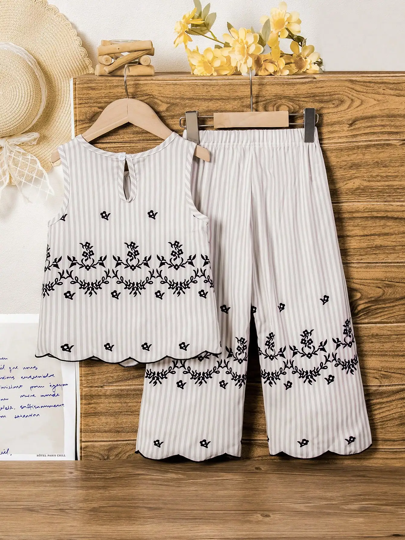 Girls' Holiday Retro-Style Striped Print Sleeveless Set. Retro-Style Stripes Paired with Delicate Embroidered Hem, Sleeveless Top + Wide-Leg Pants, Comfortable and Stylish, Perfect for Everyday Outings, Vacation Travel, Family Gatherings, and a Great Eye-Catching Choice to Create an Elegant Look for Little Girls. Spring and Summer.