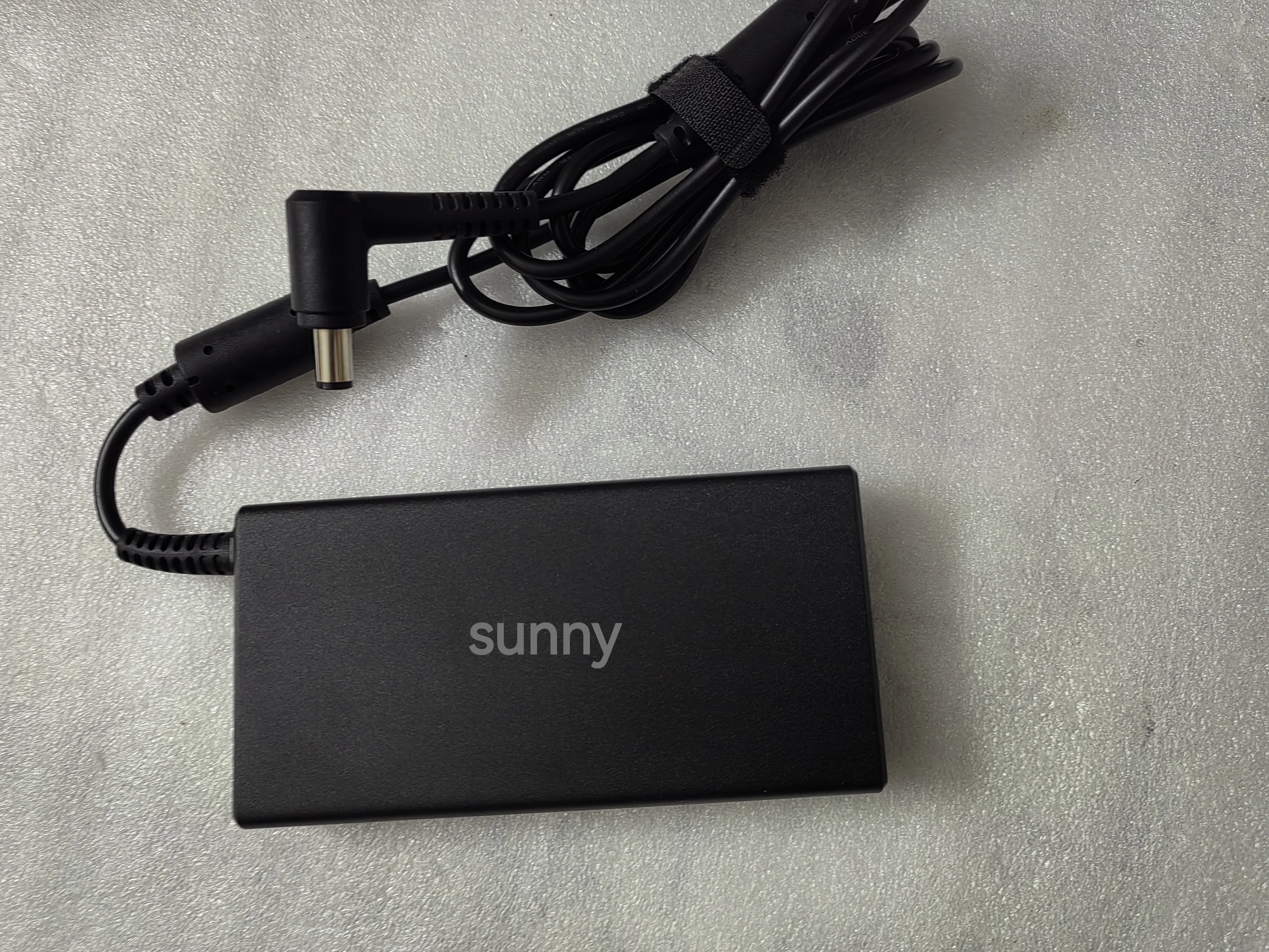 NEW OEM Slim Chicony 19.5V 7.7 - Pc Gaming Msi 评论和价格
