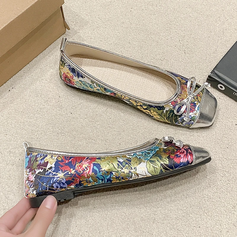 Scarpe singole con bocca superficiale in argento con paillettes donna nuova versione coreana di scarpe Casual da donna morbide piatte Mary Jane