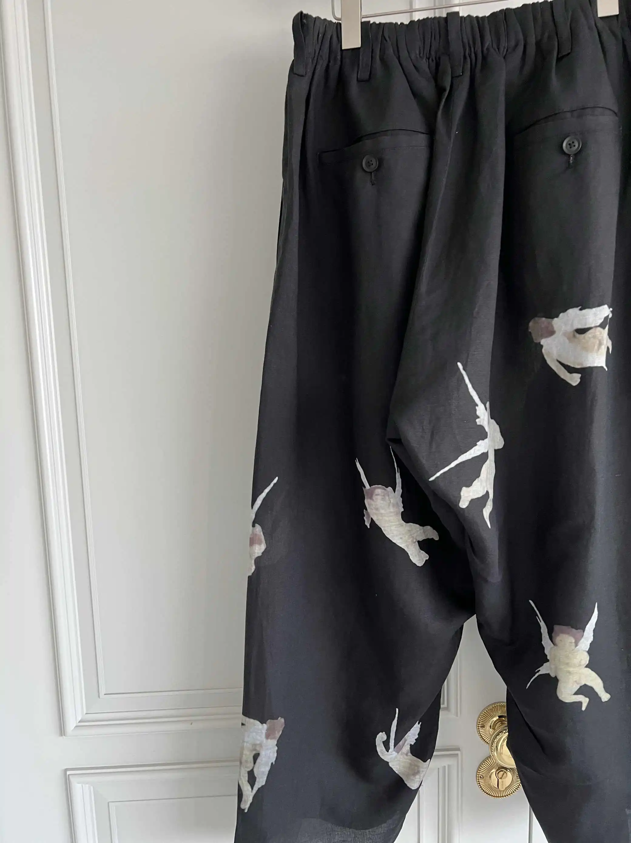 TOP-YAMAMOTO กางเกงขายาวพิมพ์ลายนางฟ้าดีไซน์ดั้งเดิมสําหรับผู้ชาย กางเกงลําลองผ้าลินินสวมใส่สบายและหลวมสําหรับผู้ชาย