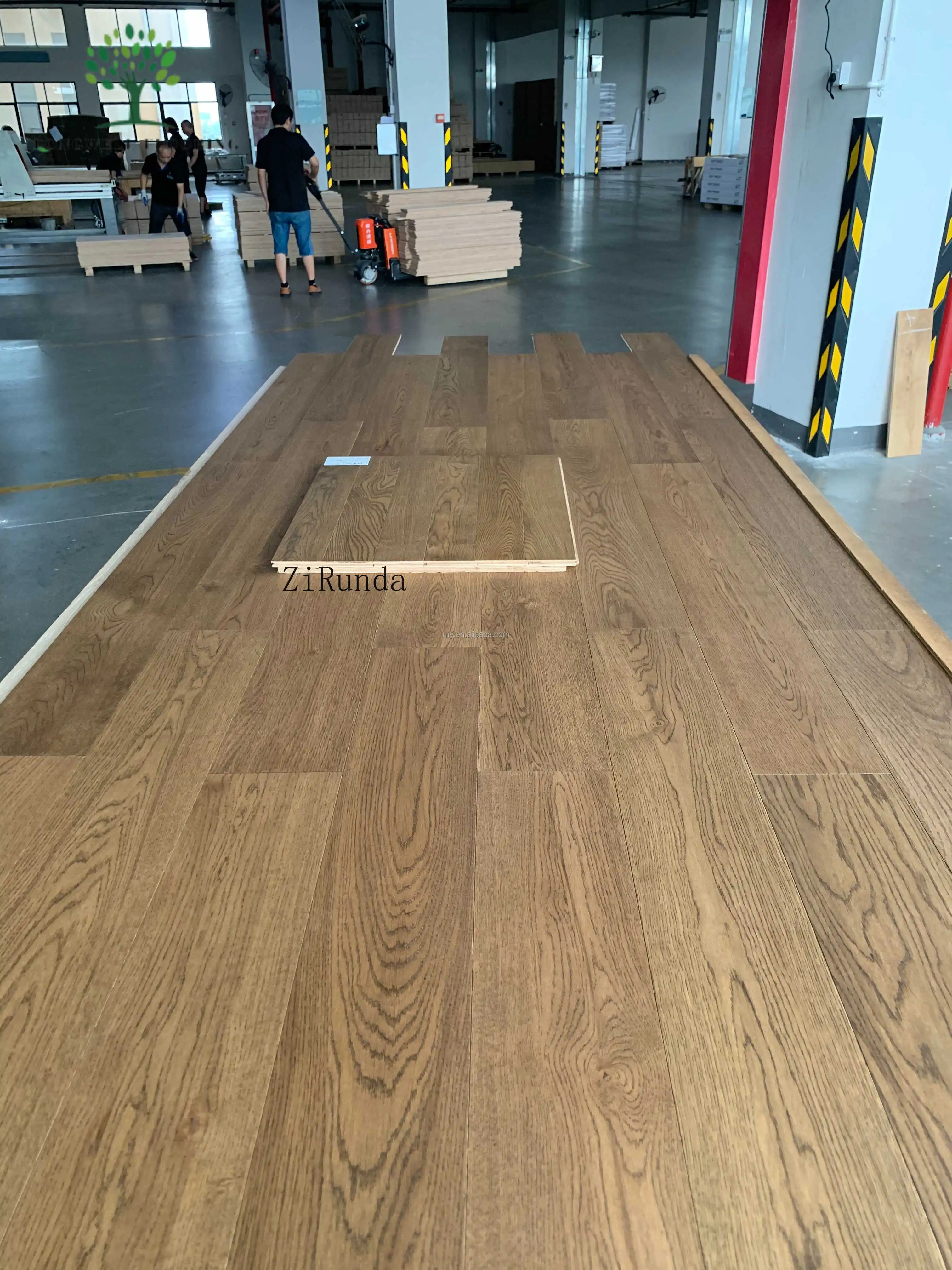 맞춤형 대형 폭 7 & 9인치 화이트 오크 원목 바닥재 브러쉬드 UV 래커 마감 거실용 원목 바닥재