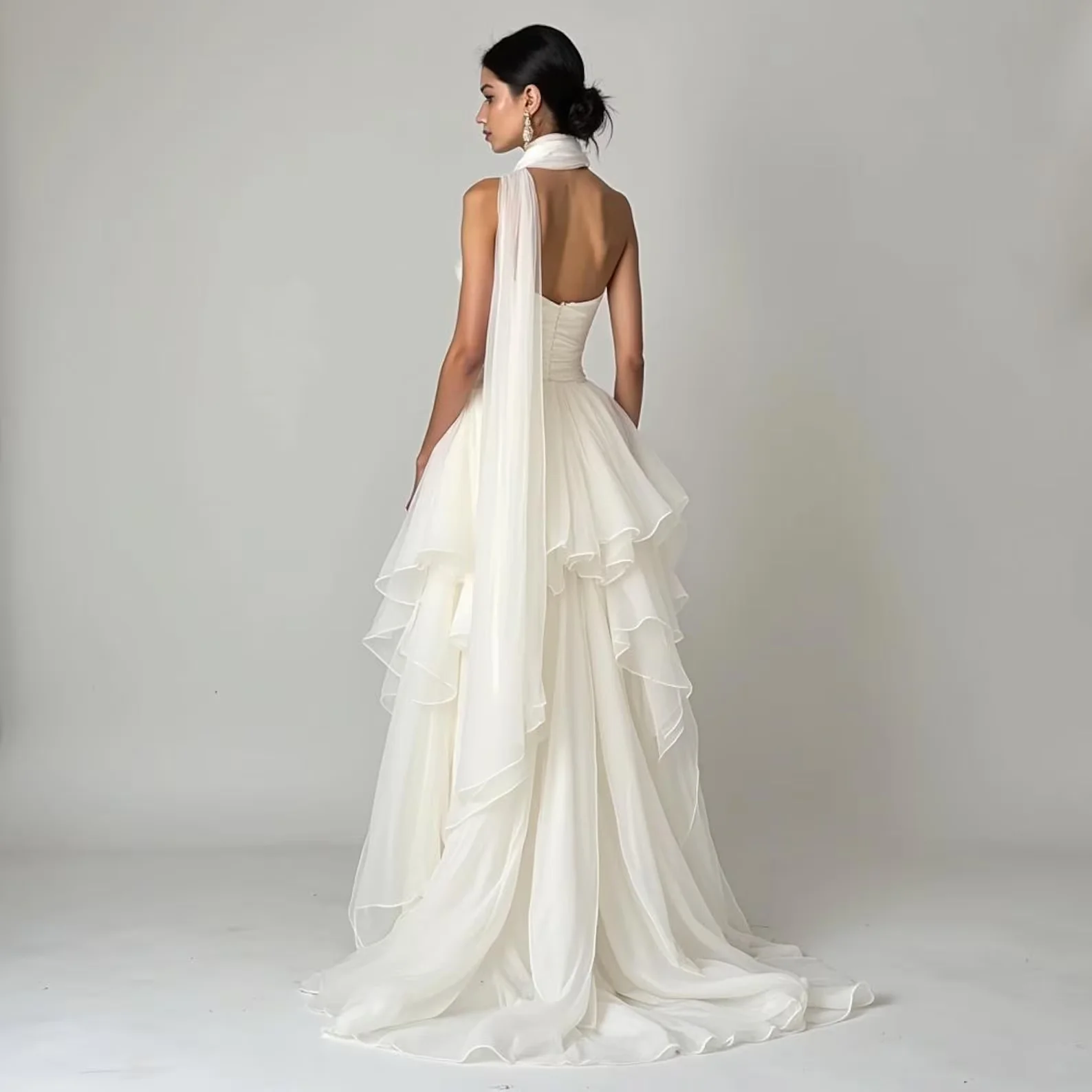 カスタマイズされた女性用2025年最新エレガントなストラップレスレイヤードシフォンウェディングストラップ、取り外し可能なスカーフと背中見せデザイン