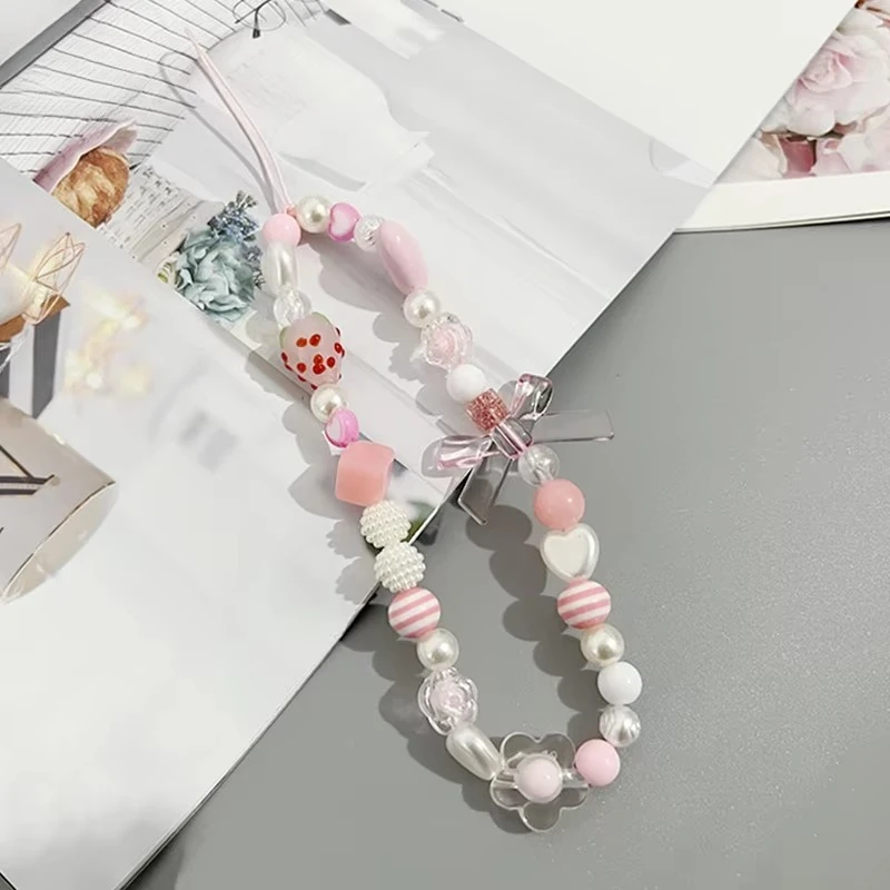 Erdbeerperlen-Handyband – süßes Blumen-Charm-Lanyard für Frauen, Schlüsselanhänger-Anhänger für Handyhülle/Tasche/Kamera (Knotendesign)