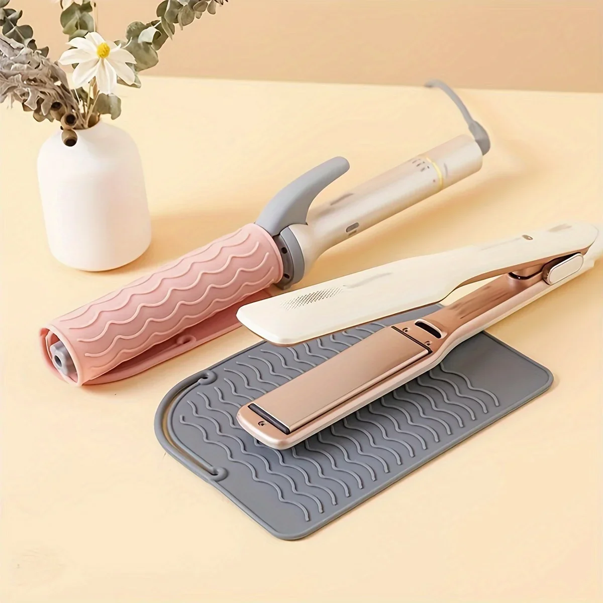 

1pcs Heat Resistant Silicone Mat Pad Non-Slip Mat Silicone Heat Insulation Pad for For Hair Tools Hot Iron Hairdressing Tools
