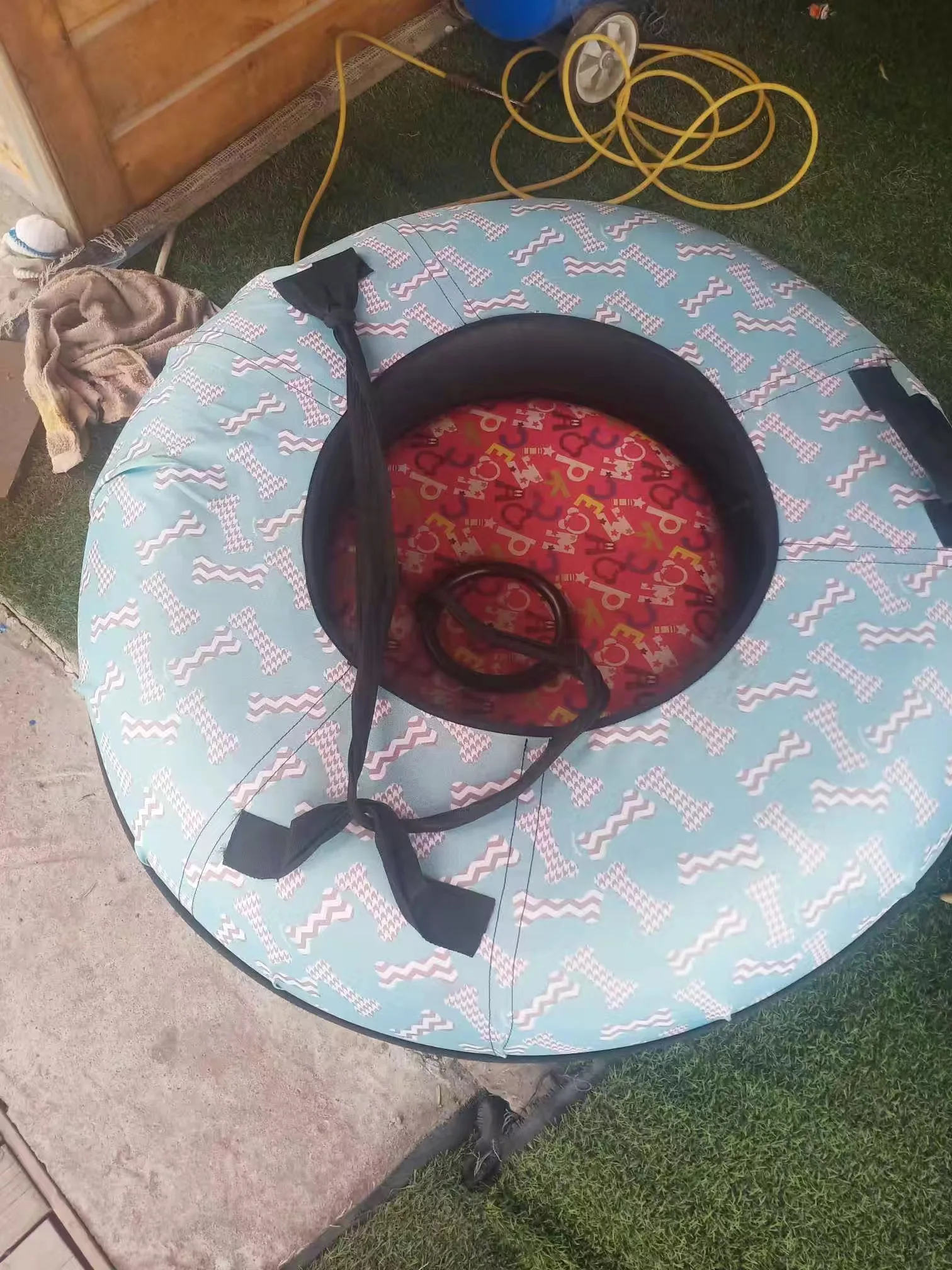 الشتاء في الهواء الطلق التزلج الرياضة متعة الشتاء متعة أنبوب الثلج