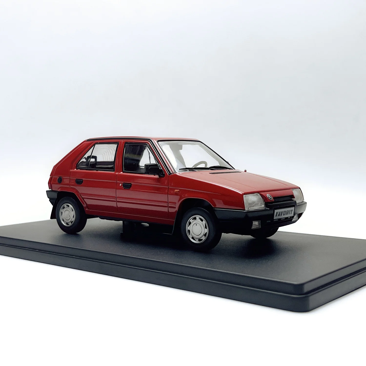 

Diecast WHITEBOX 1/24 Scale Skoda Favorite 135L Simulation Alloy Car Model Collection Toy Gift Display Ornament