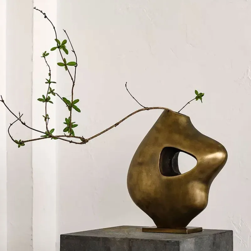Modern retro light luxury irregular abstract flower ornament, model room hotel living room study home soft decoration