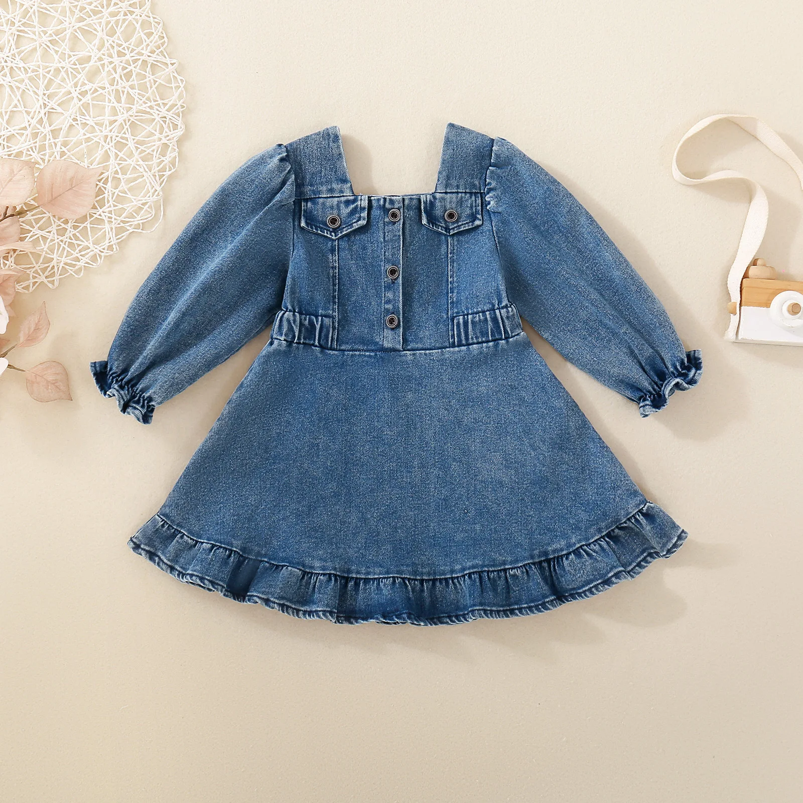 

Осеннее платье для девочек из выстиранного денима с кружевными вставками и длинными рукавами