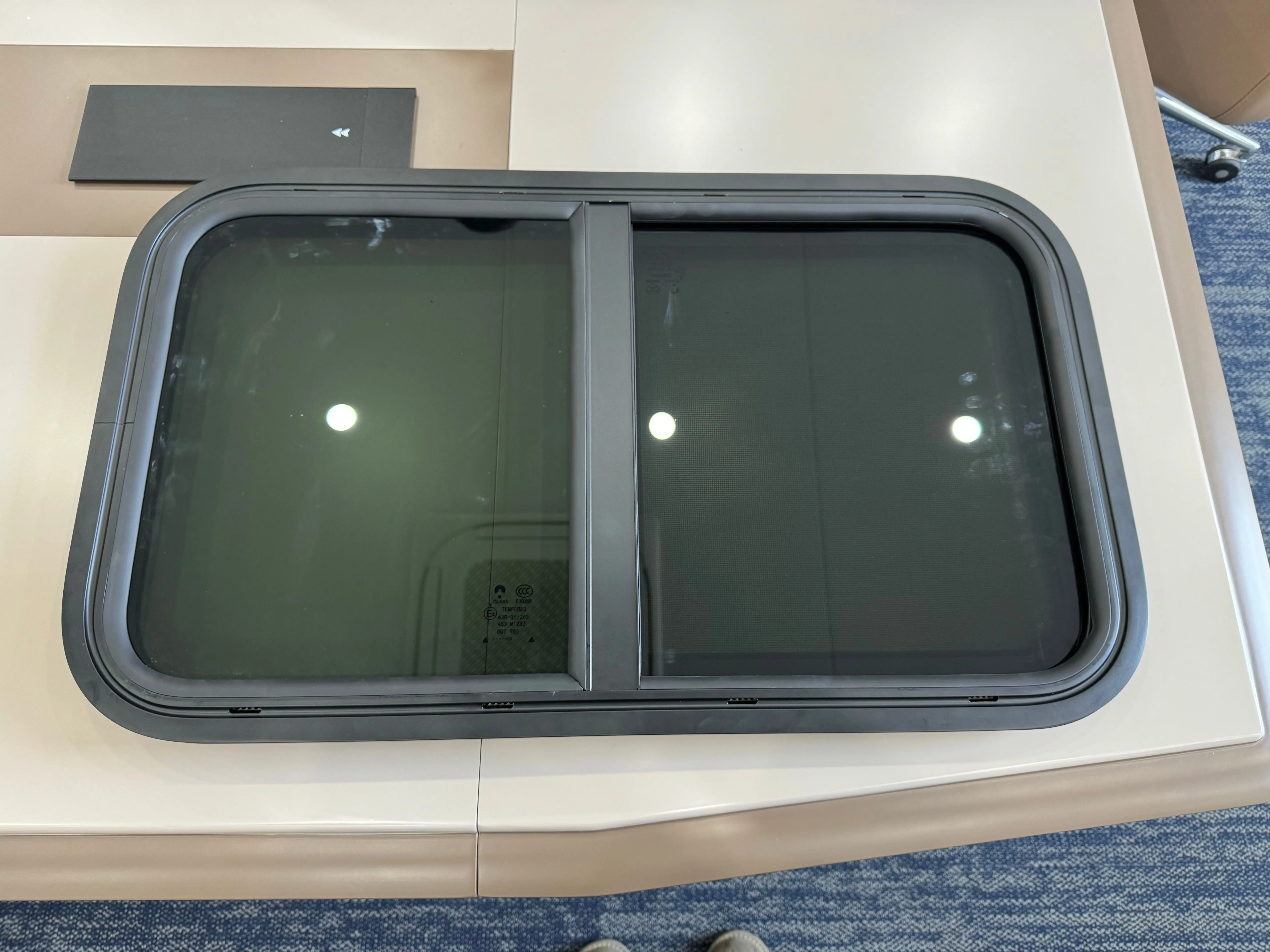 Aluminum Alloy 610x381mm Tempered Glass Camping Caravan RV Sliding Window Open One Side Flynet Windshield Warranty Custom Sizes