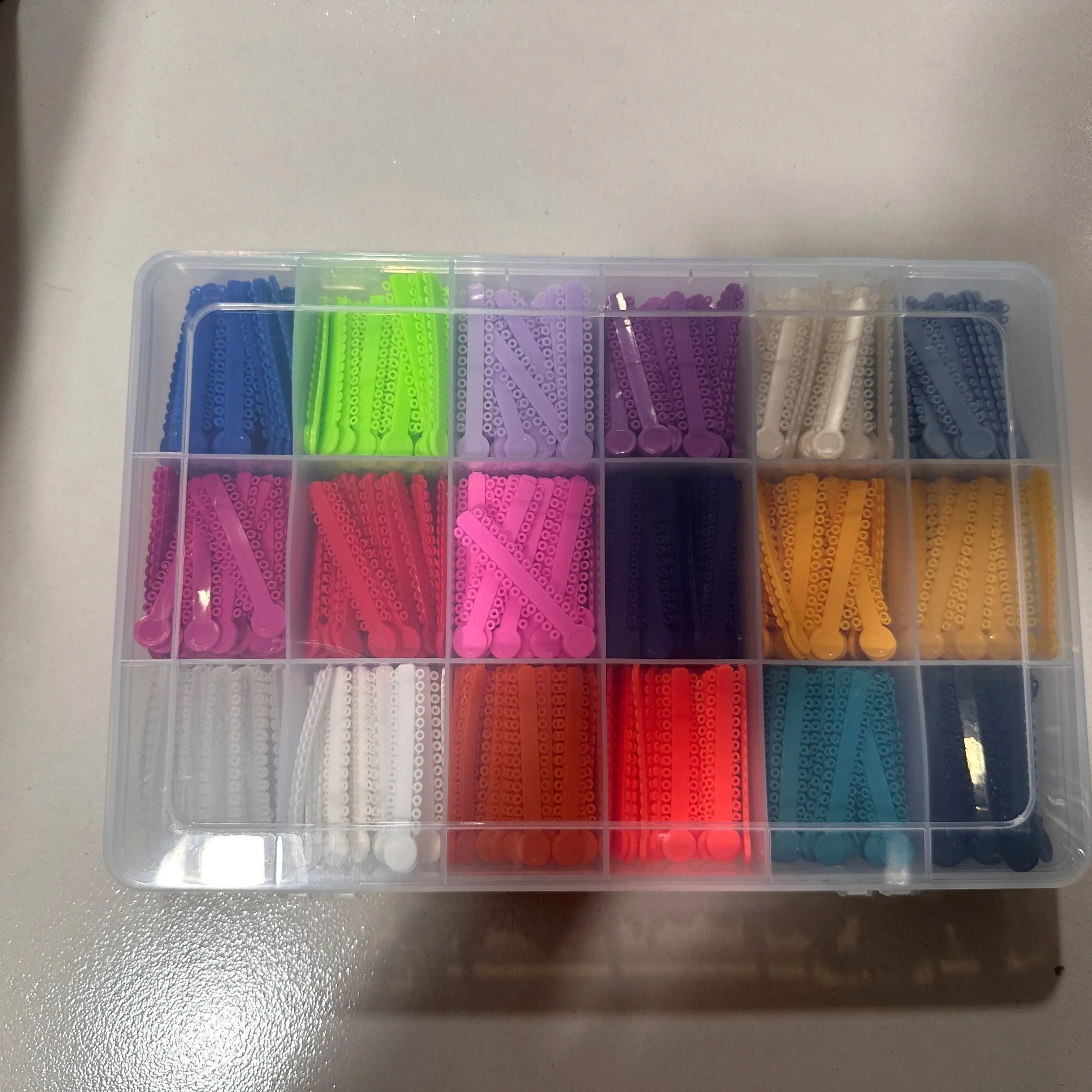 

1 коробка, 720 палочек, ортодонтическая стоматологическая лигатура типа I, пластиковая коробка с 18 отверстиями