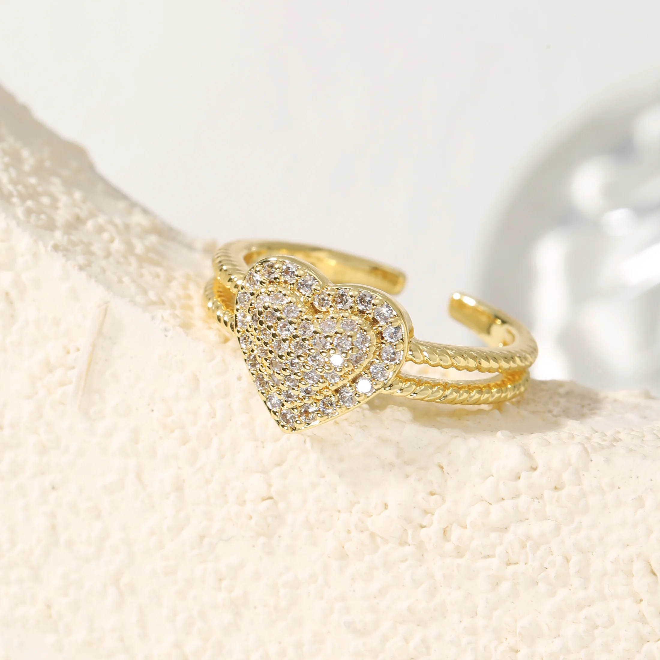 Vergoldeter Doppelband-Ring mit offenem, verstellbarem Herz und synthetischem Zirkon für Damen – Eleganter Statement-Schmuck als Geschenk