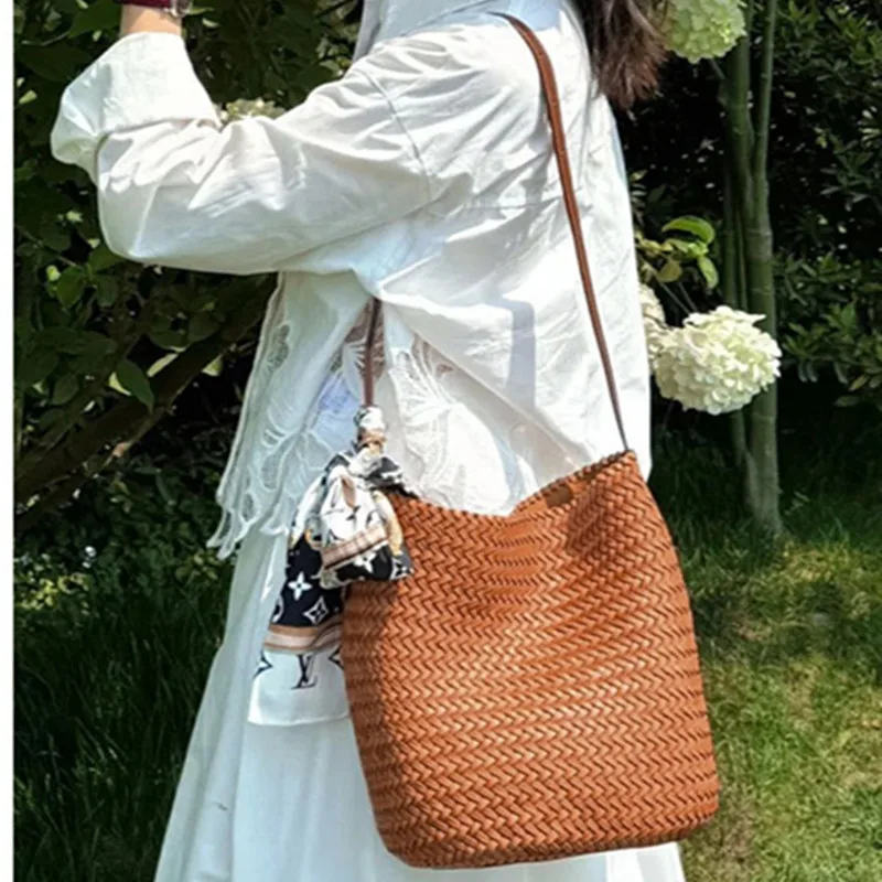 

Плетеные сумки-ведра из искусственной кожи для женщин, новинка 2023 года, роскошные дизайнерские сумки из искусственной кожи под мышками на плечо