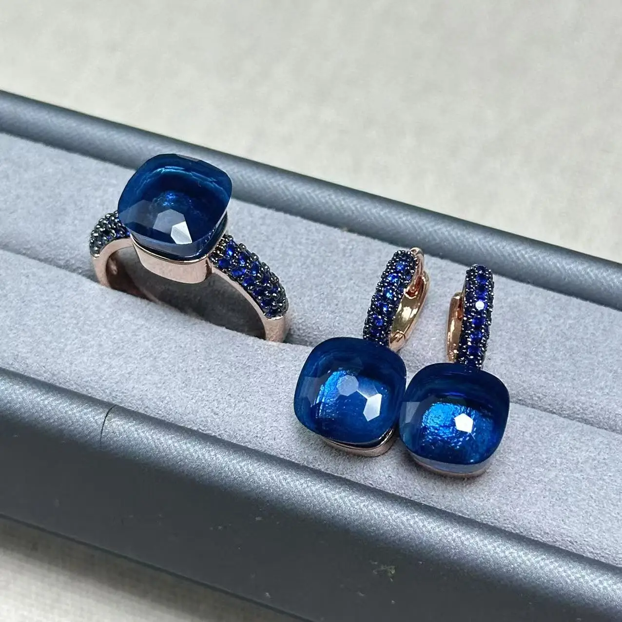 

2 шт./компл., 10,6 мм, комплект серег-кольца, инкрустация, королевский синий циркон, пистолет с черным покрытием, квадратный комплект ювелирных изделий с кристаллами, серьги-капли Нудо