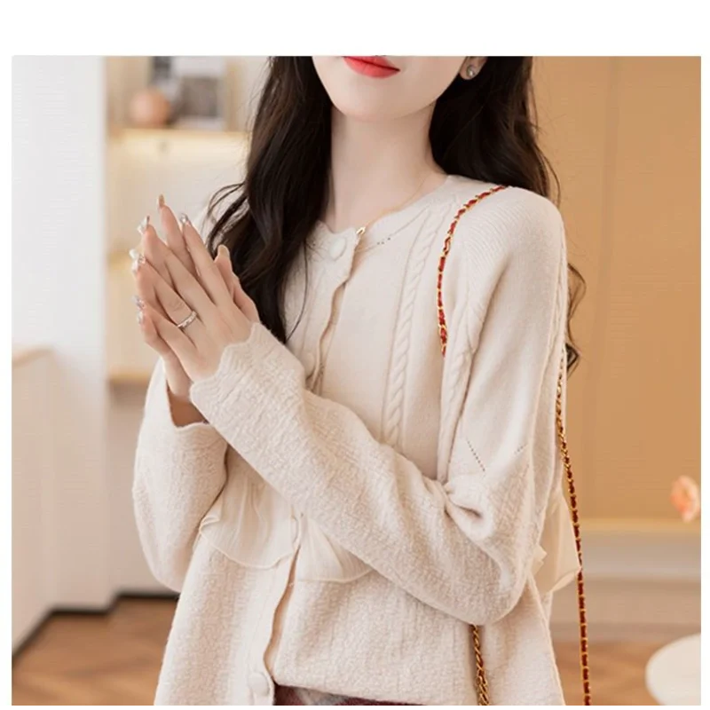 Kardigan damski z koronkowymi wstawkami, okrągły dekolt, luźny krój, długi rękaw.