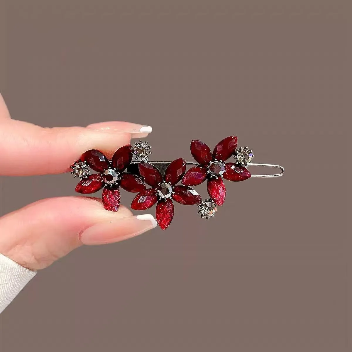 Horquilla roja de Año Nuevo de alta gama para mujer, diamantes de imitación, flores esmaltadas, Clip de una palabra, pinzas para el cabello con flequillo lateral de Metal