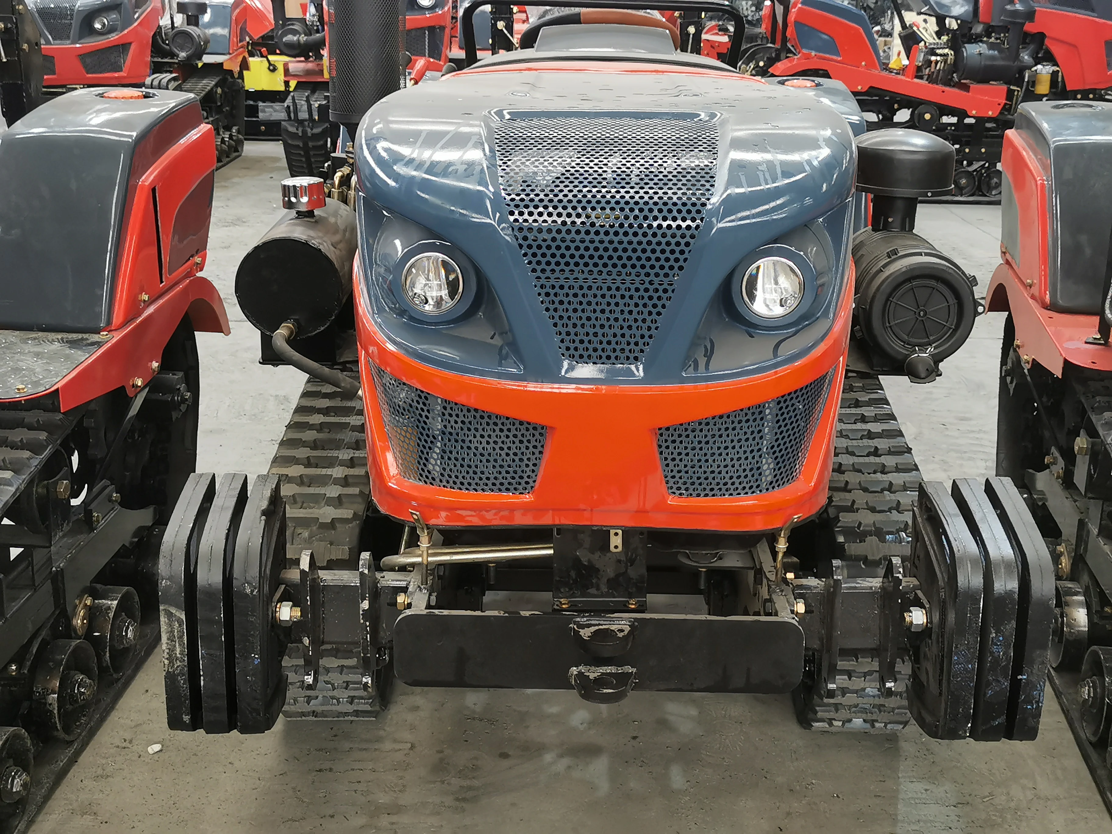 2025 Trattore cingolato compatto multifunzione con funzionamento telecomandato con coltivatore rotante