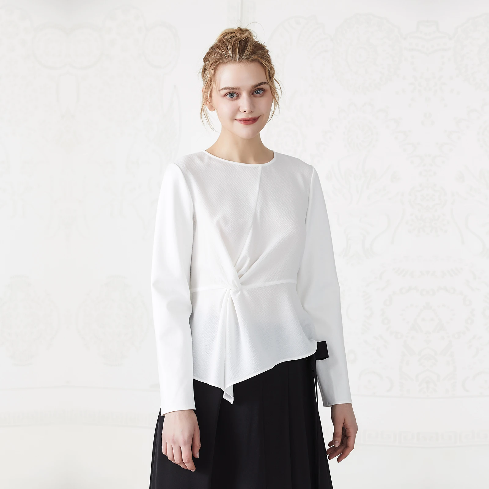 

Белая эластичная трикотажная плиссированная футболка из плиссированной ткани с 3D узлом в стиле пэчворк Top Moon Exposure Long Sve Regular ...