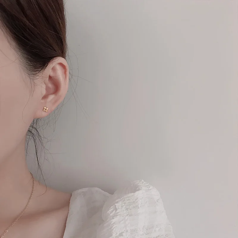 Simple and Small Triangular Earrings Female 2025 New Temperament Short Needle Gold Silver Earrings for Women Ears Jewelry Gifts