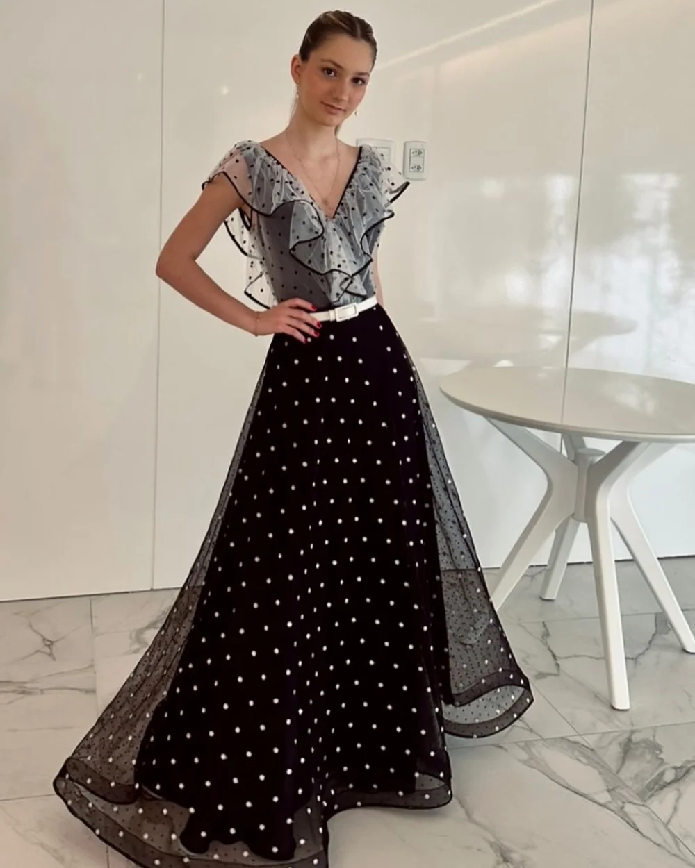 

Доступны размеры по индивидуальному заказу. Простые тюлевые плиссированные пояса. Длинные платья трапециевидной формы с v-образным вырезом. Платья на заказ. Элегантные сексуальные платья высокого качества.