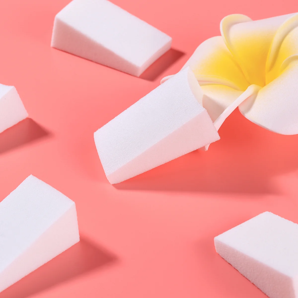 24 قطعة من مكياج الوجه على شكل مثلث لمزج كريم الأساس وأحمر الخدود وإسفنجات الوجه الناعمة الممتازة للاستخدام اليومي الآمن