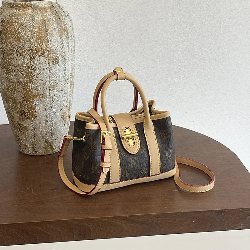 High quality women's shoulder bag, fashionable chain strap crossbody bag, luxurious design pattern, women's handbag