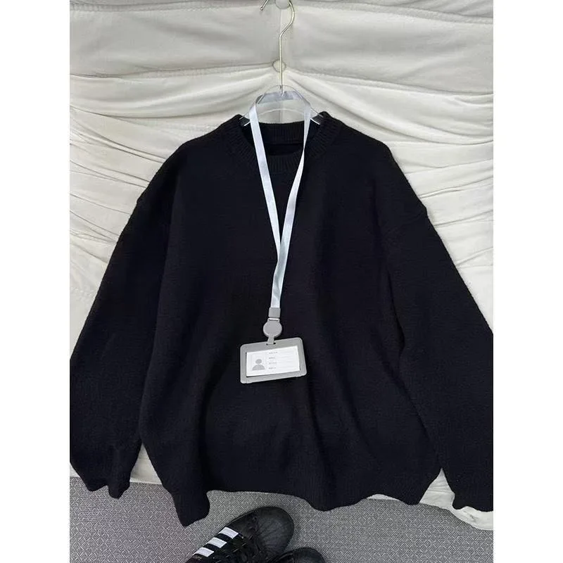 Round neck sweater for men in autumn and winter, with a lazy and luxurious feeling. Knitted sweater with a base layer underneath