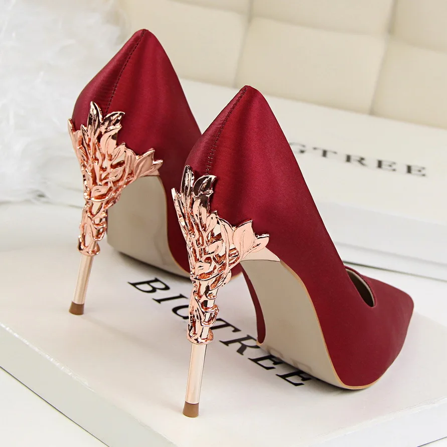 

Korean Version of Fashion Metal Heel Women's Shoes Thin Heel High Heel Shallow Mouth Pointed Single Shoes Women's Wedding Shoes