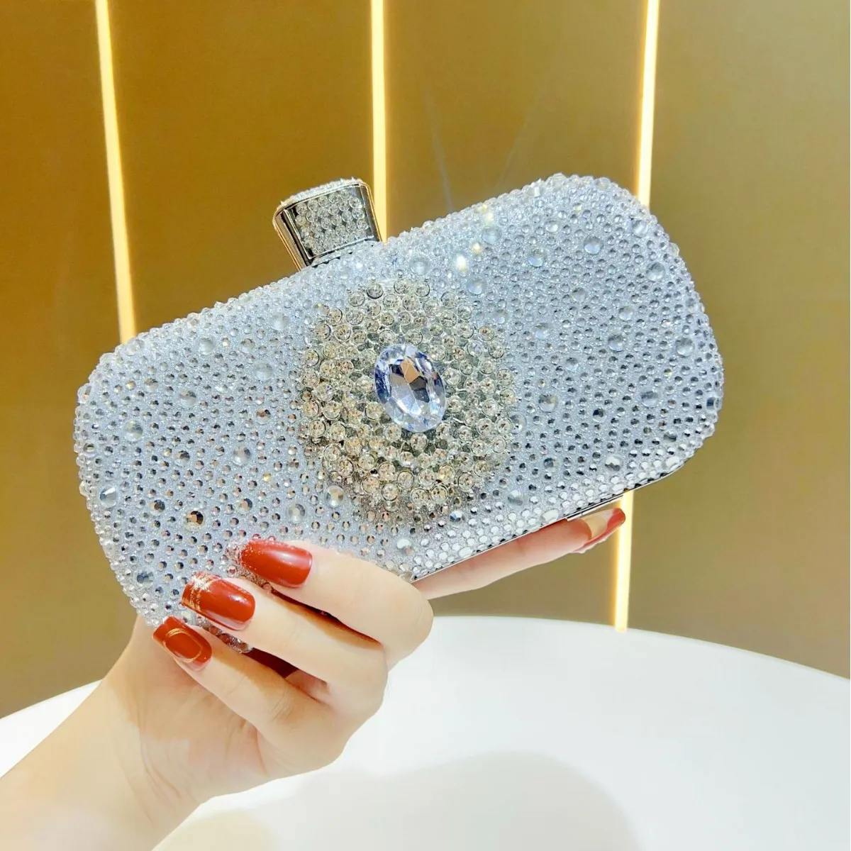 Grüne, hochwertige, mit Diamanten besetzte Clutch-Tasche. Hochwertige Bankett-passende grüne, mit Diamanten besetzte Abendtasche