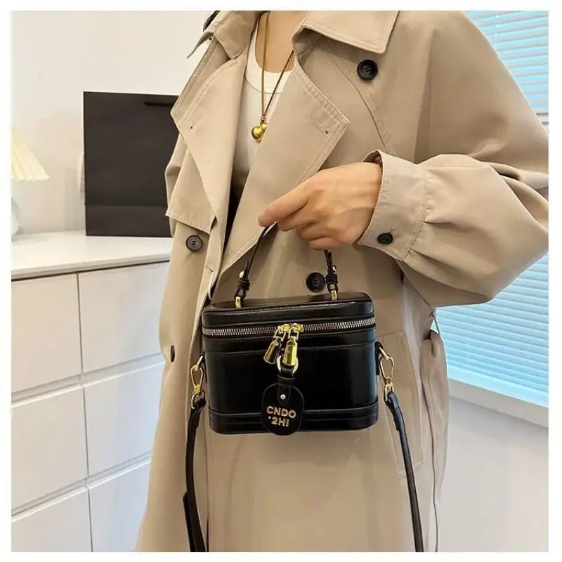 

A Uniquely Designed Fashionable Handbag That Is Retro, Exquisite, Elegant, Made of Leather Material, Crossbody Bag, Shoulder Bag