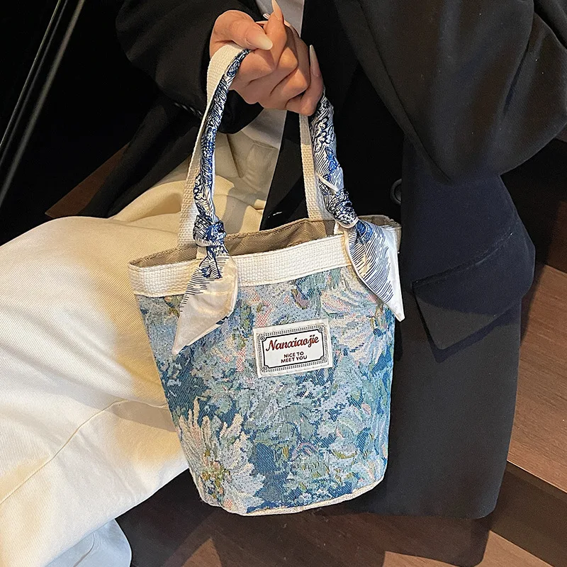 1 pañuelo a la moda para combinar con tu look en Instagram, un bolso pequeño y exclusivo para mujer, bolso de mano de moda para 2026.