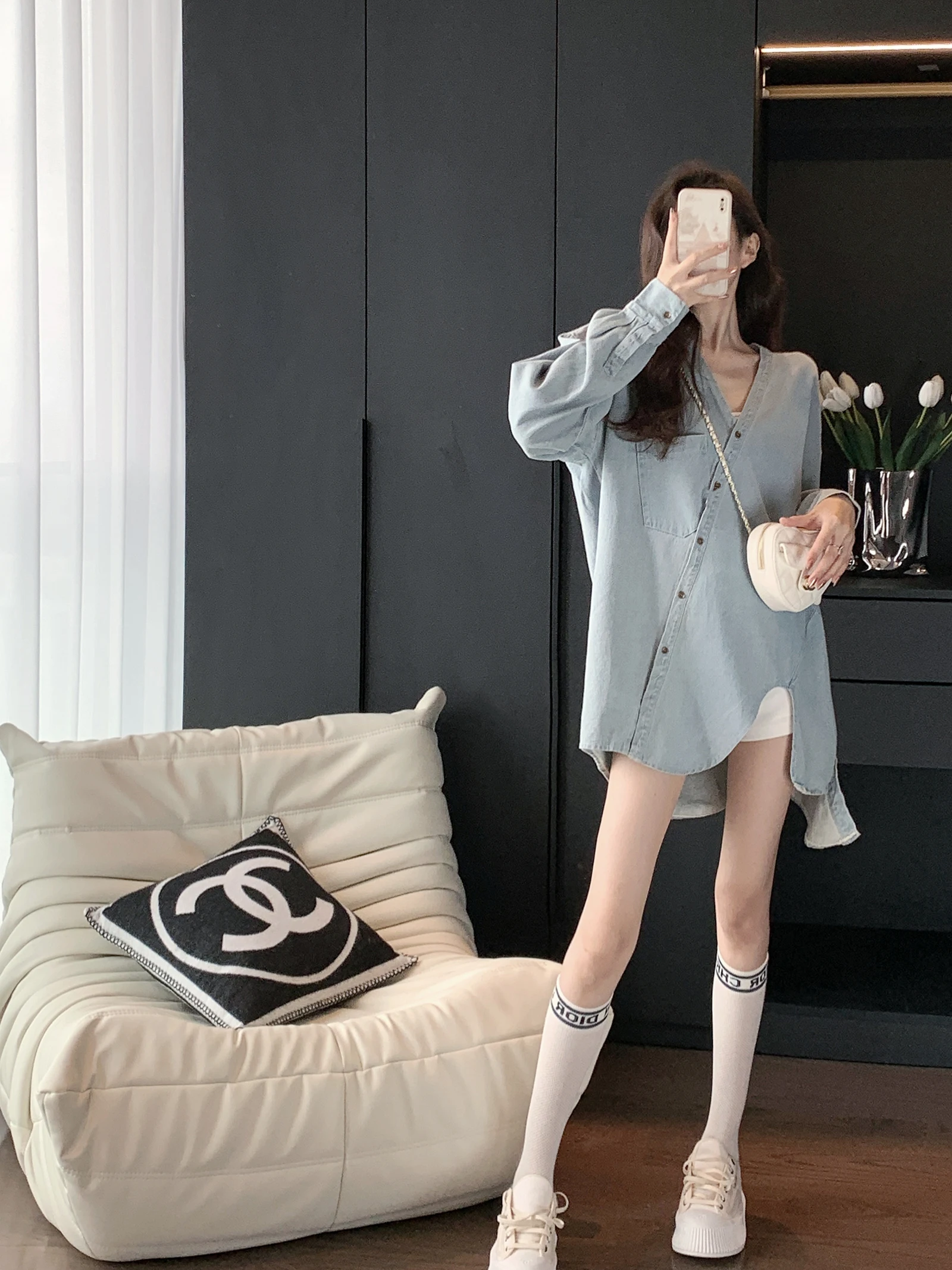 design-unique-Ete-2025-top-en-denim-asymetrique-col-en-v-style-hong-kong-tendance-mode-look-retro-vetement-accessoire